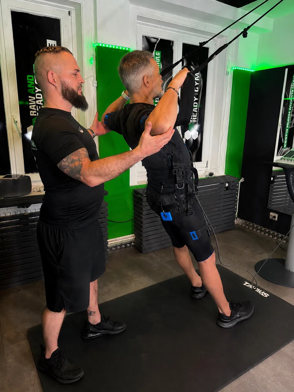 Olli Koch begleitet einen Kunden beim EMS-Training