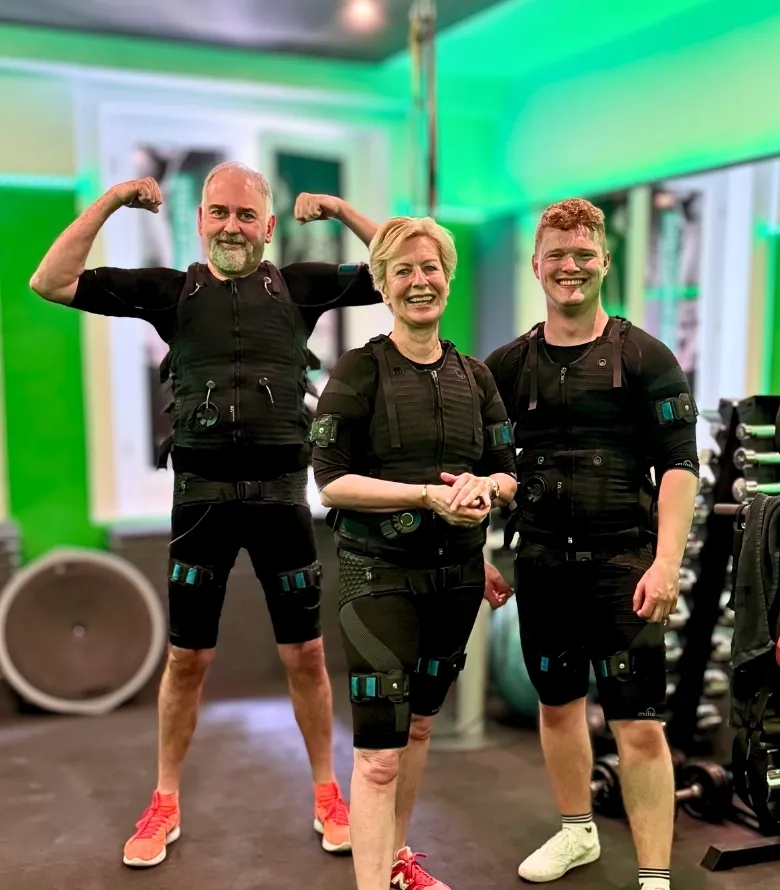 Olli mit zufriedenen Kunden nach dem EMS-Training
