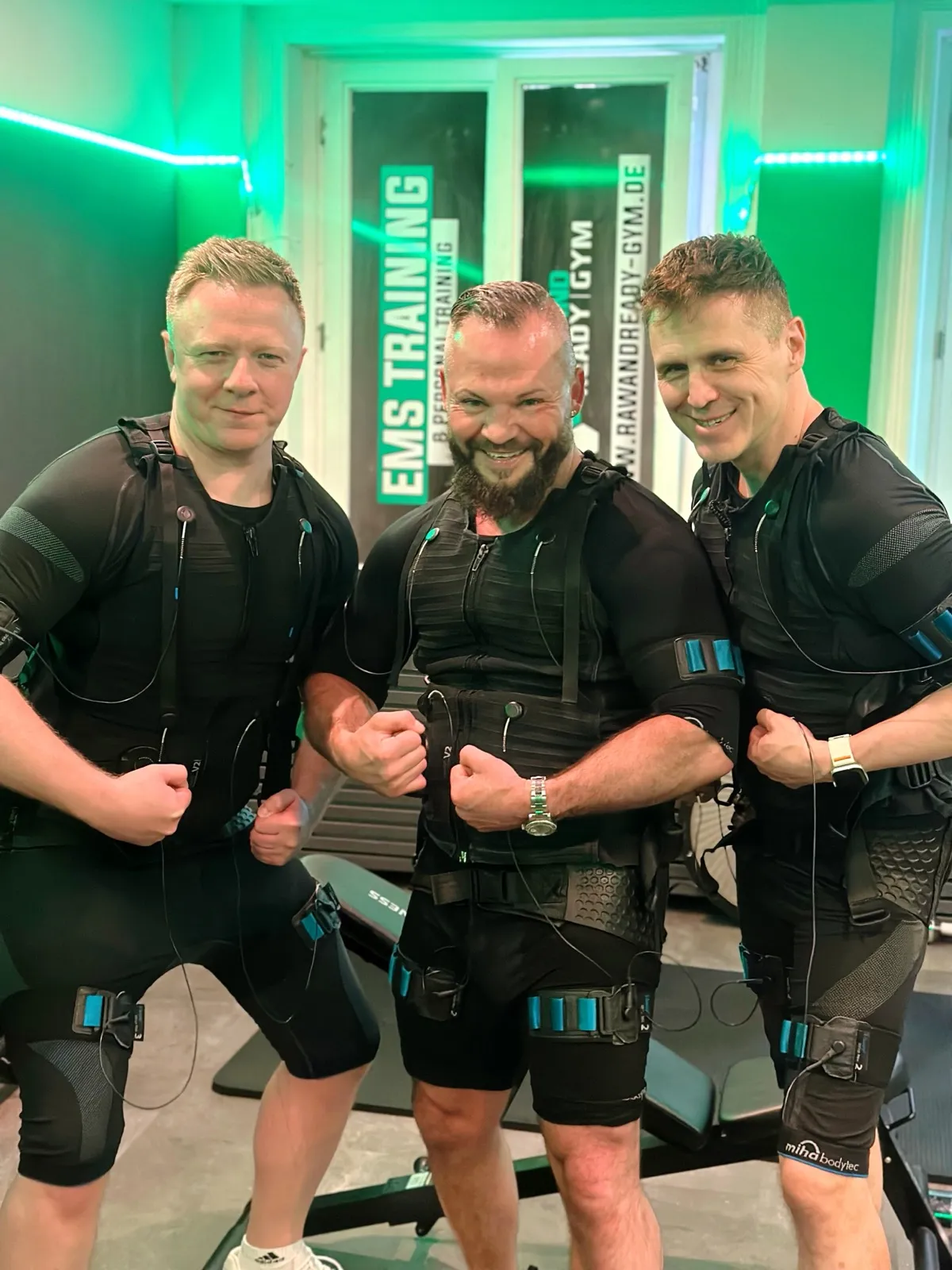 Olli mit zufriedenen Kunden nach dem EMS-Training