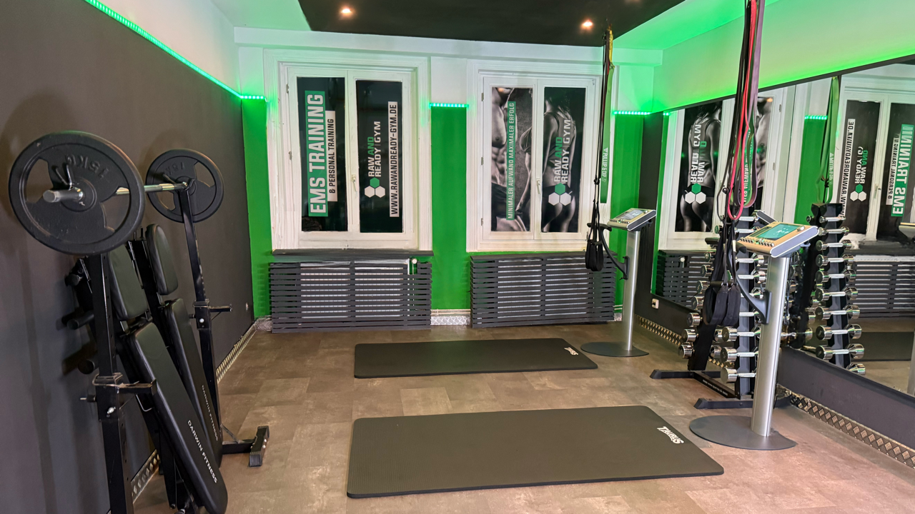 Studio-Einblick: aufgeräumter Trainingsbereich